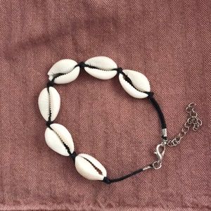 Adjustable seashell bracelet or ankelt